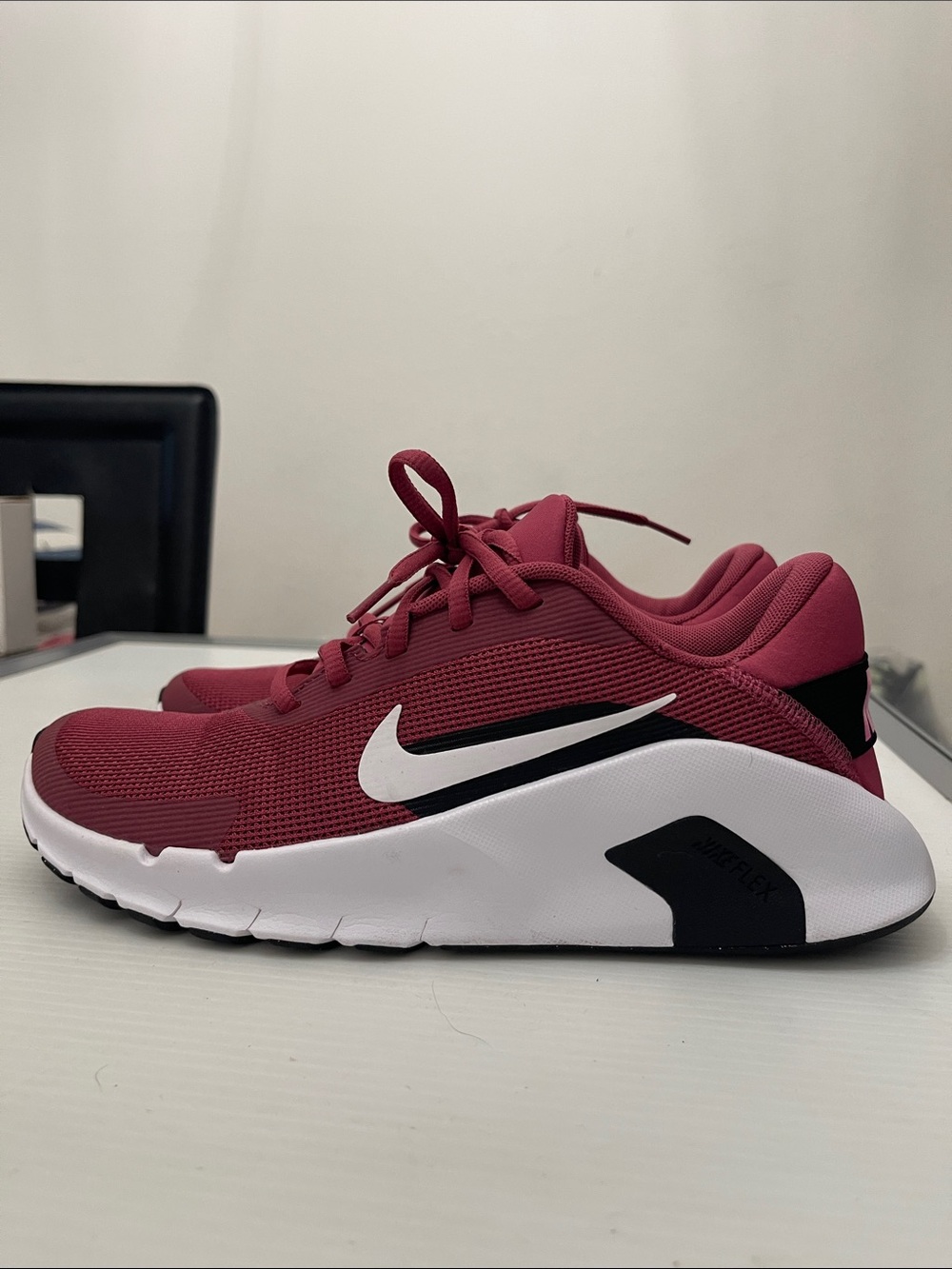 NIKE FLEX TRAIN WORK OUT SNEAKERS WOMENS SIZE 8.5